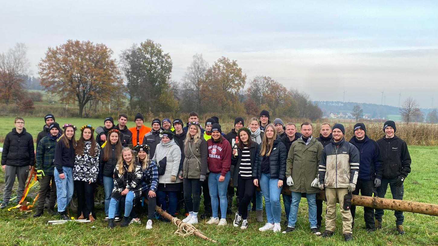 Gruppenfoto beim Aufstellen der Fichte. Gruppenfoto beim Aufstellen der Fichte.