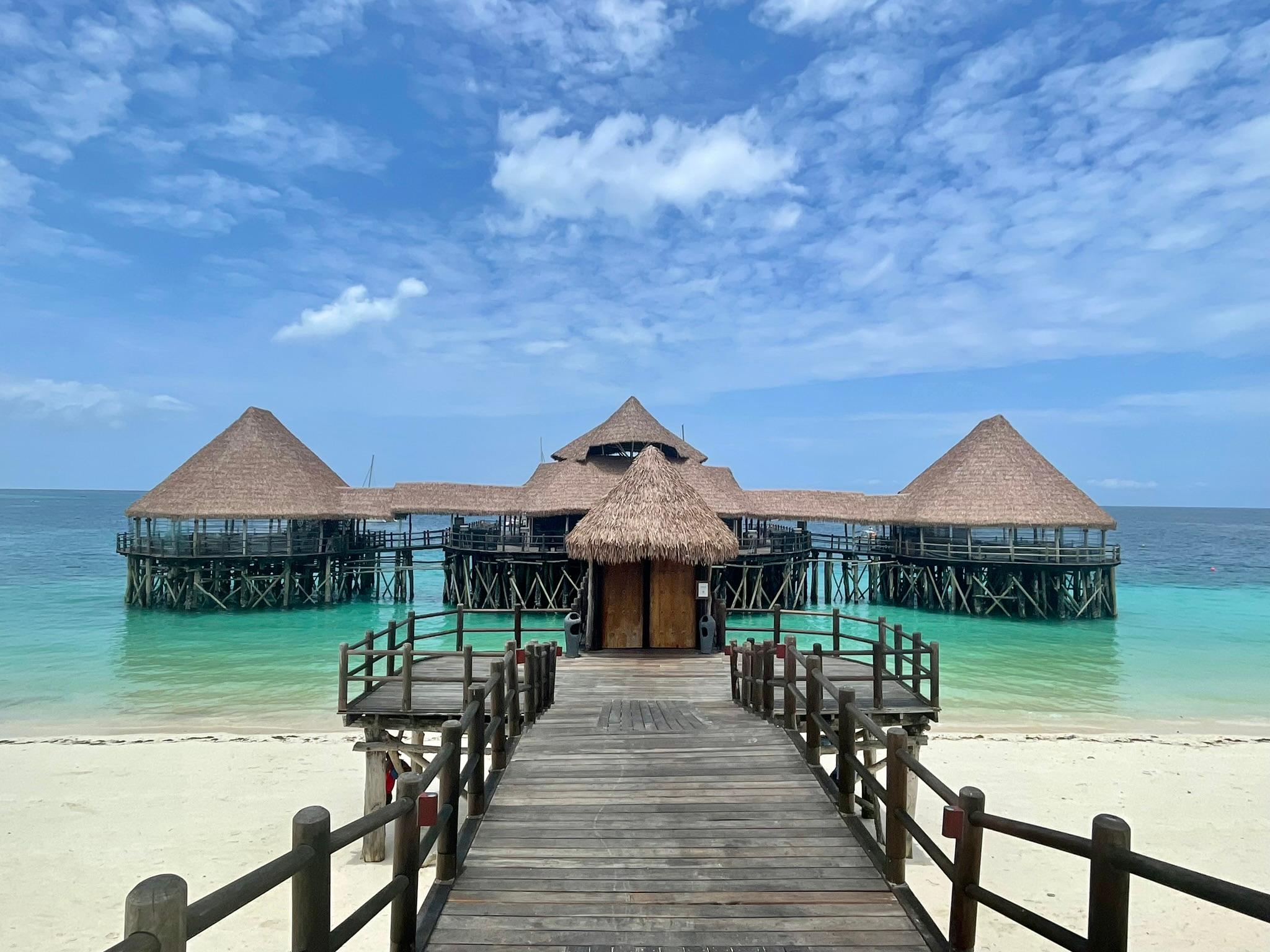 Die Koralleninsel Sansibar liegt im Indischen Ozean, ungefähr 35 Kilometer von der Ostküste des afrikanischen Kontinents entfernt. Es scheint, als sei hier die Uhr stehengeblieben. Die ganze Reisereportage mit spannenden Einblicken und Hintergrundinformationen lesen Sie hier.  