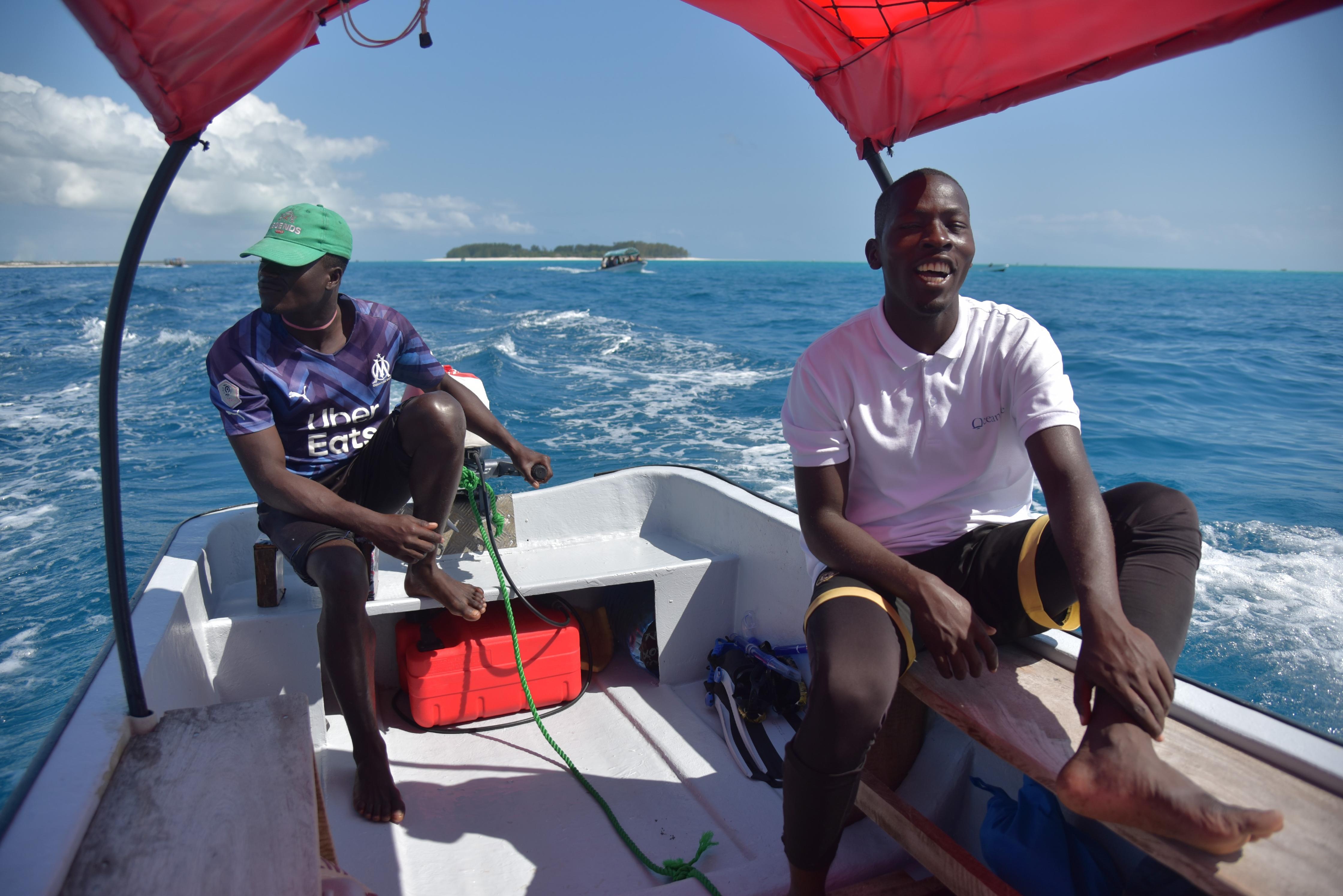 Wir fahren mit dem Boot hinaus auf den indischen Ozean, umrunden die Privatinsel von Bill Gates und sehen tatsächlich Delfine! Touren mit deutschsprachigem Guide können Sie bei Flash Tours buchen. 