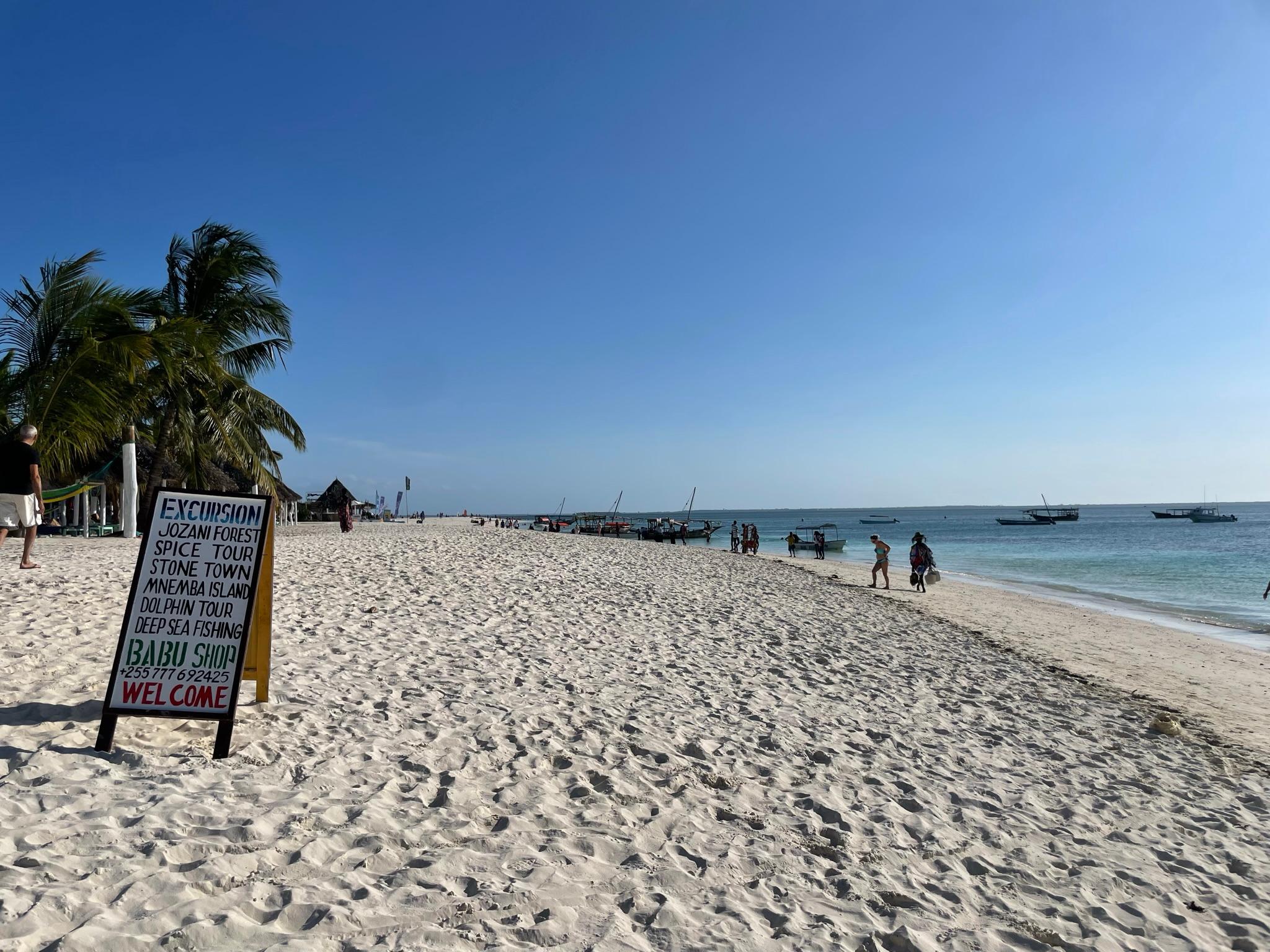 Am Strand von Nungwi kann man lange Spaziergänge machen, bei Strandverkäufern Souvenirs shoppen oder Touren buchen. 