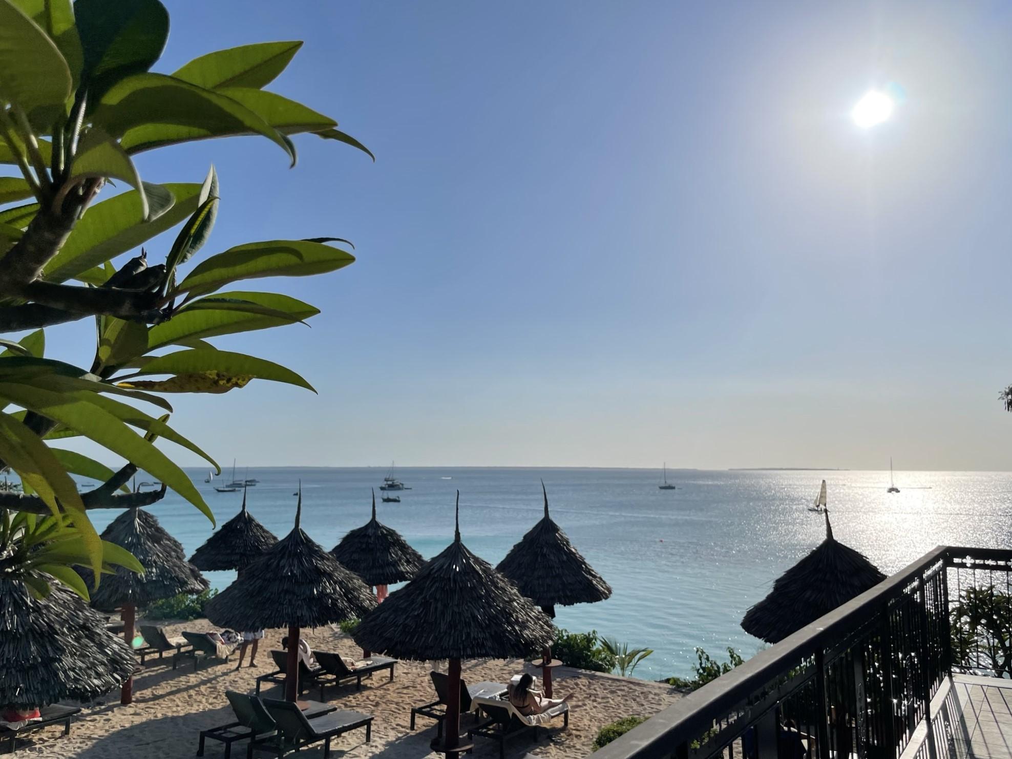 Viele Hotels liegen direkt am Strand und bieten einen tollen Blick auf den Sonnenuntergang. Sechs Übernachtungen und All Inclusive inkl. Transfer gibt es im 5* RIU Palace Zanzibar ab 2015,00 EUR p. P. Das benachbarte 4 * RIU Jambo Zanzibar ist buchbar ab 1.735,00 EUR.