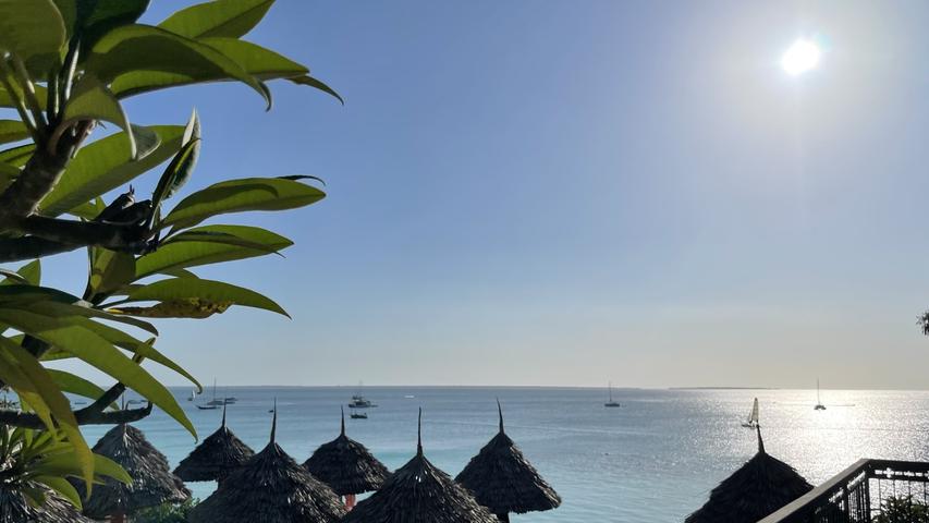 Viele Hotels liegen direkt am Strand und bieten einen tollen Blick auf den Sonnenuntergang. Sechs Übernachtungen und All Inclusive inkl. Transfer gibt es im 5* RIU Palace Zanzibar ab 2015,00 EUR p. P. Das benachbarte 4 * RIU Jambo Zanzibar ist buchbar ab 1.735,00 EUR.