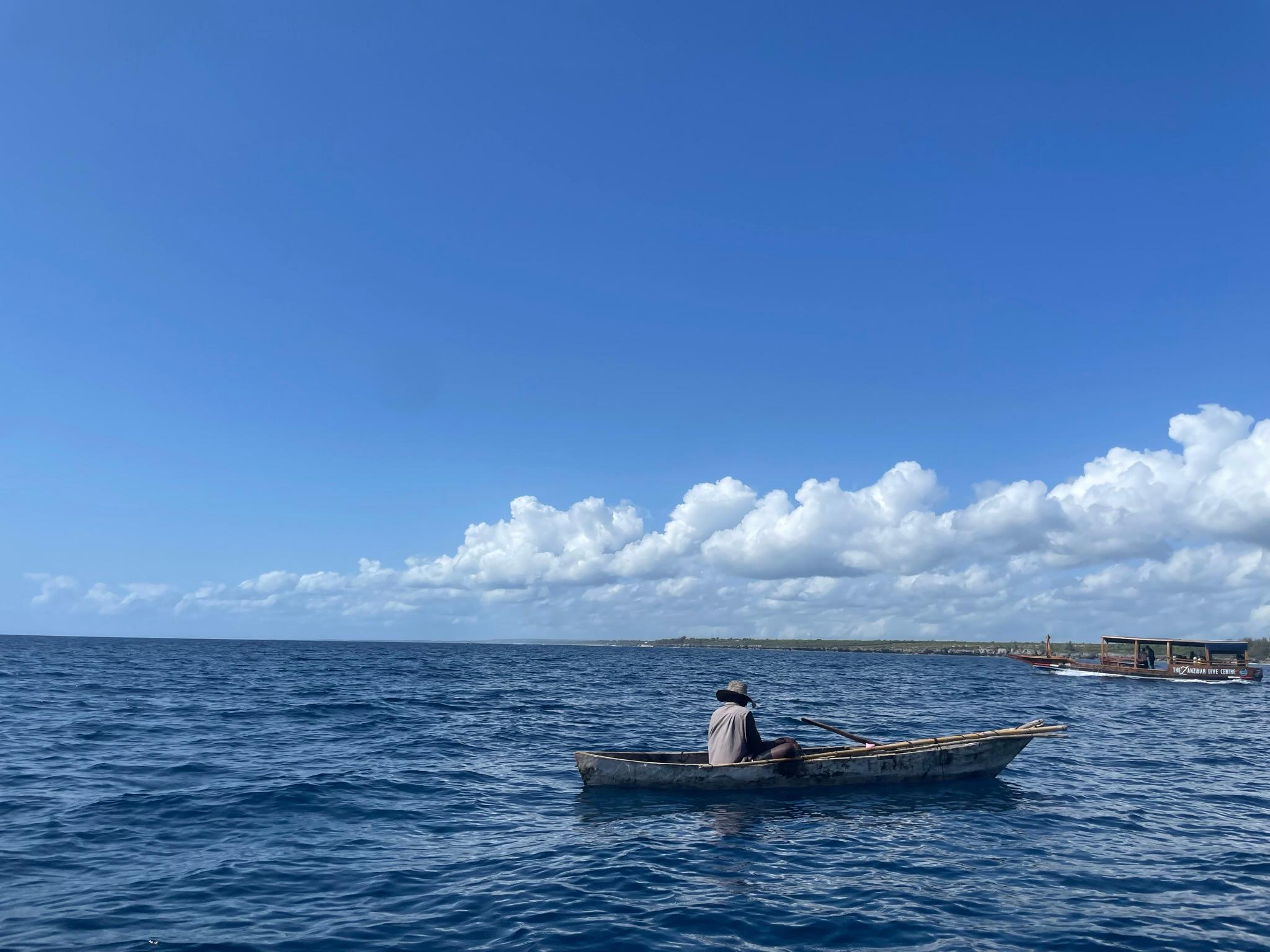 Während wir vom Motor angetrieben recht flott übers Wasser sausen, paddelt seelenruhig ein Sansibari an uns vorbei. Die Ruhe und Gelassenheit der Einheimischen färbt sofort auf uns ab. Die ganze Reisereportage lesen Sie hier auf NN.de.