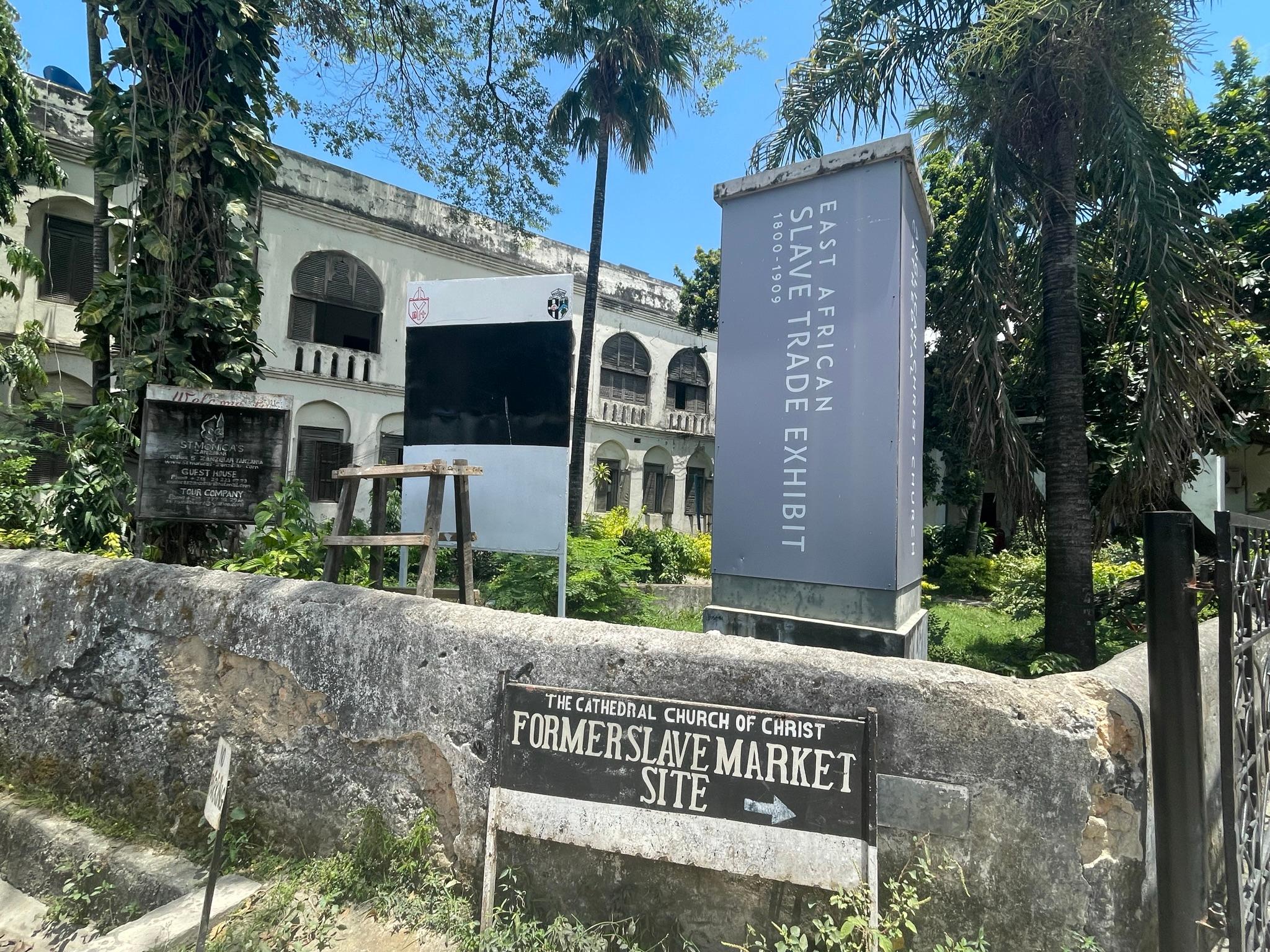 Wir besuchen Stone Town, die Hauptstadt von Sansibar. Der ehemalige Sklavenmarkt ist zur Gedenkstätte geworden. 