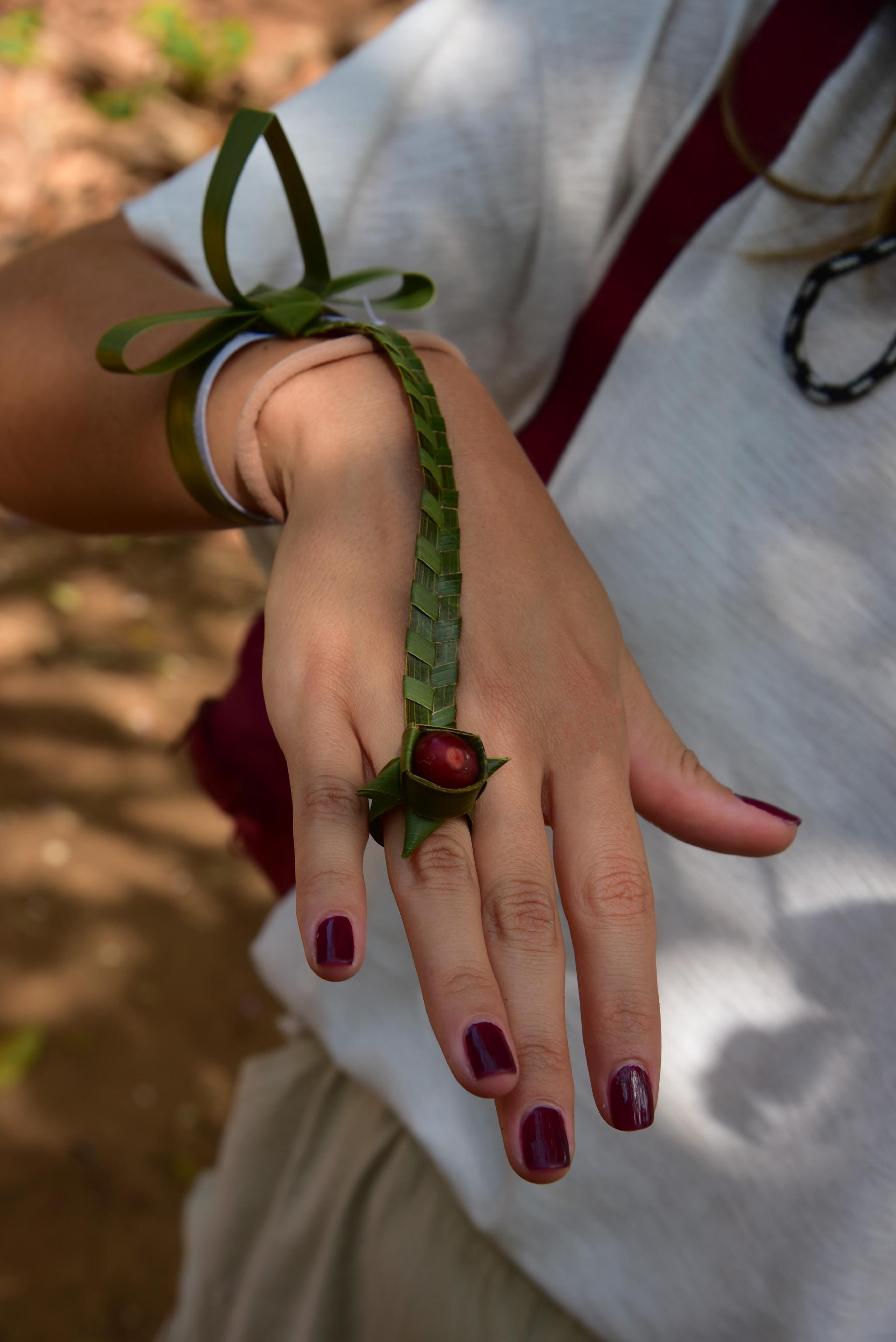 Während wir über die Gewürzfarm geführt werden und viel Spannendes über die Pflanzenwelt lernen, bastelt ein Sansibari uns aus Blättern und einer Kaffeebohne wunderschönen Armschmuck. 