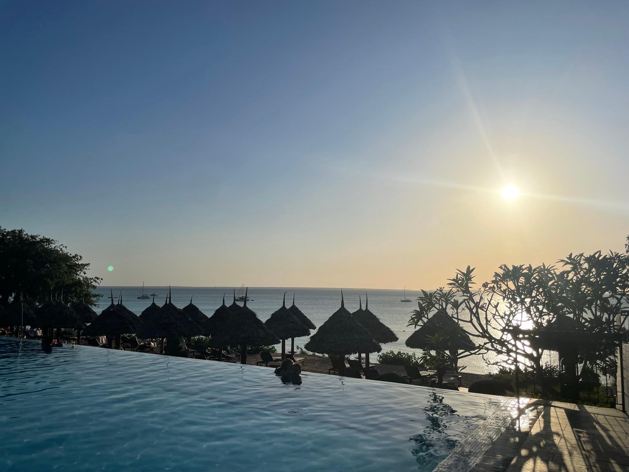 Der Blick vom Pool im RIU Palace Zanzibar übers Meer. Ob man im Süß- oder Salzwasser baden möchte, bleibt einem hier selbst überlassen. 