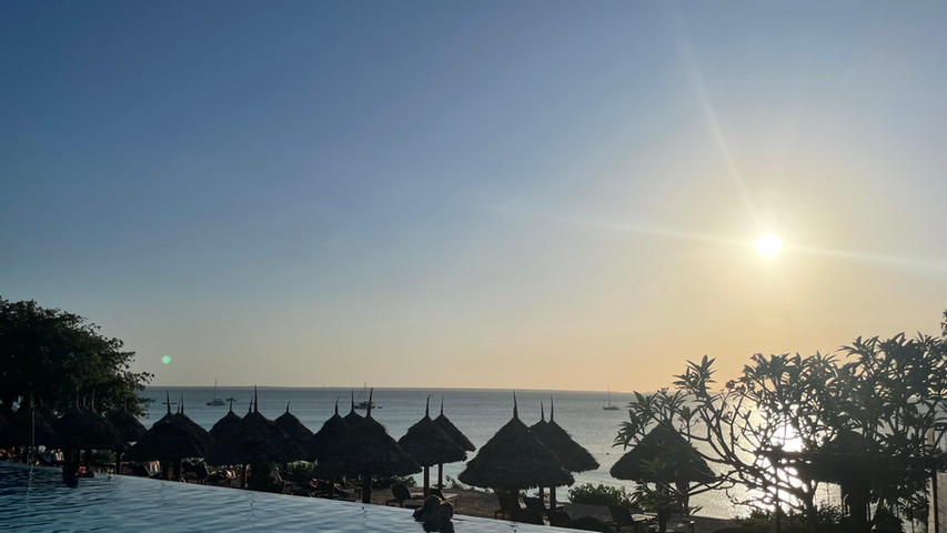 Der Blick vom Pool im RIU Palace Zanzibar übers Meer. Ob man im Süß- oder Salzwasser baden möchte, bleibt einem hier selbst überlassen. 