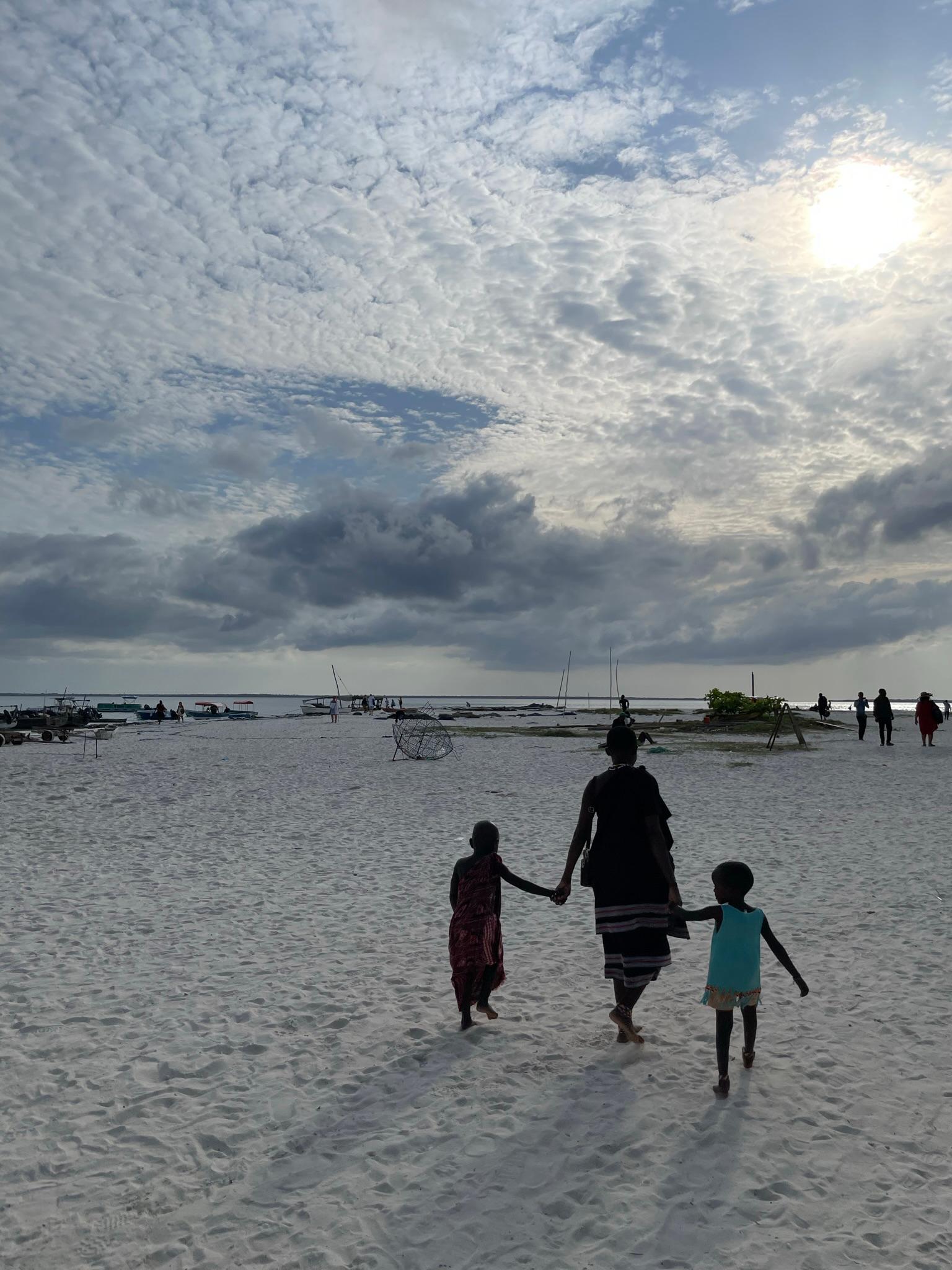 Der Strand ist für die Einheimischen ein besonderer Ort. Wie sich wohl der Schulweg barfuß über Sand anfühlt? 