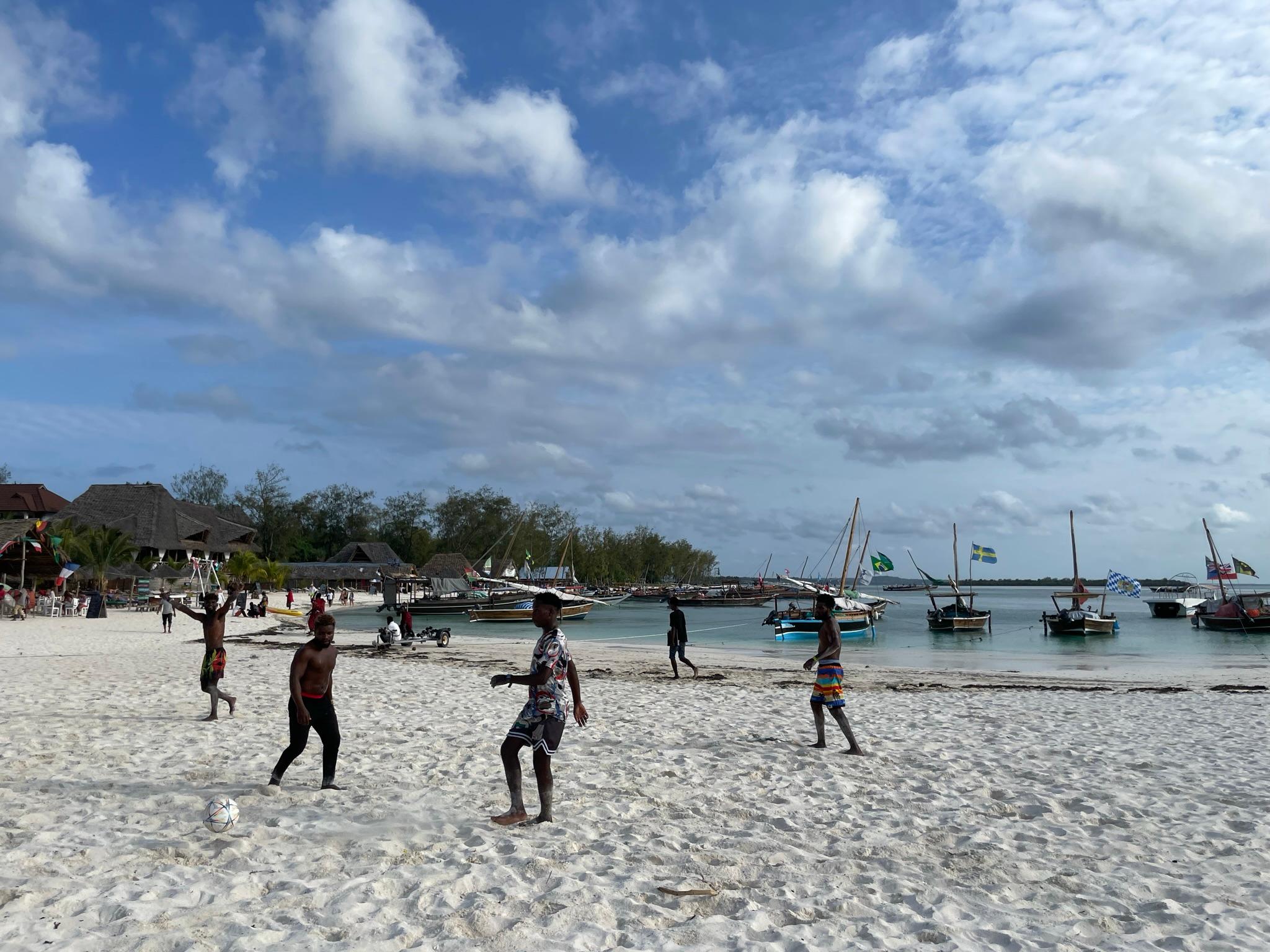 Statt auf Gras wird hier auf Sand gekickt - die jungen Sansibaris trainieren fleißig Fußball und haben sichtlich Spaß.