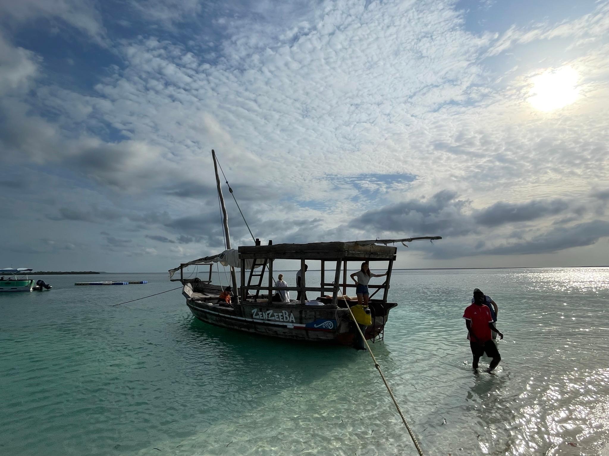 Nungwi ist seit jeher das Zentrum des Bootsbaus auf Sansibar. Wie vor Jahrhunderten schnitzen noch heute am Strand von Nungwi die geschickten Hände der Bootsbauer mächtige Dhaus aus rohen Mangrovenhälzern. 