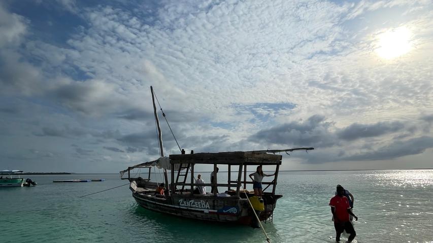 Nungwi ist seit jeher das Zentrum des Bootsbaus auf Sansibar. Wie vor Jahrhunderten schnitzen noch heute am Strand von Nungwi die geschickten Hände der Bootsbauer mächtige Dhaus aus rohen Mangrovenhälzern. 