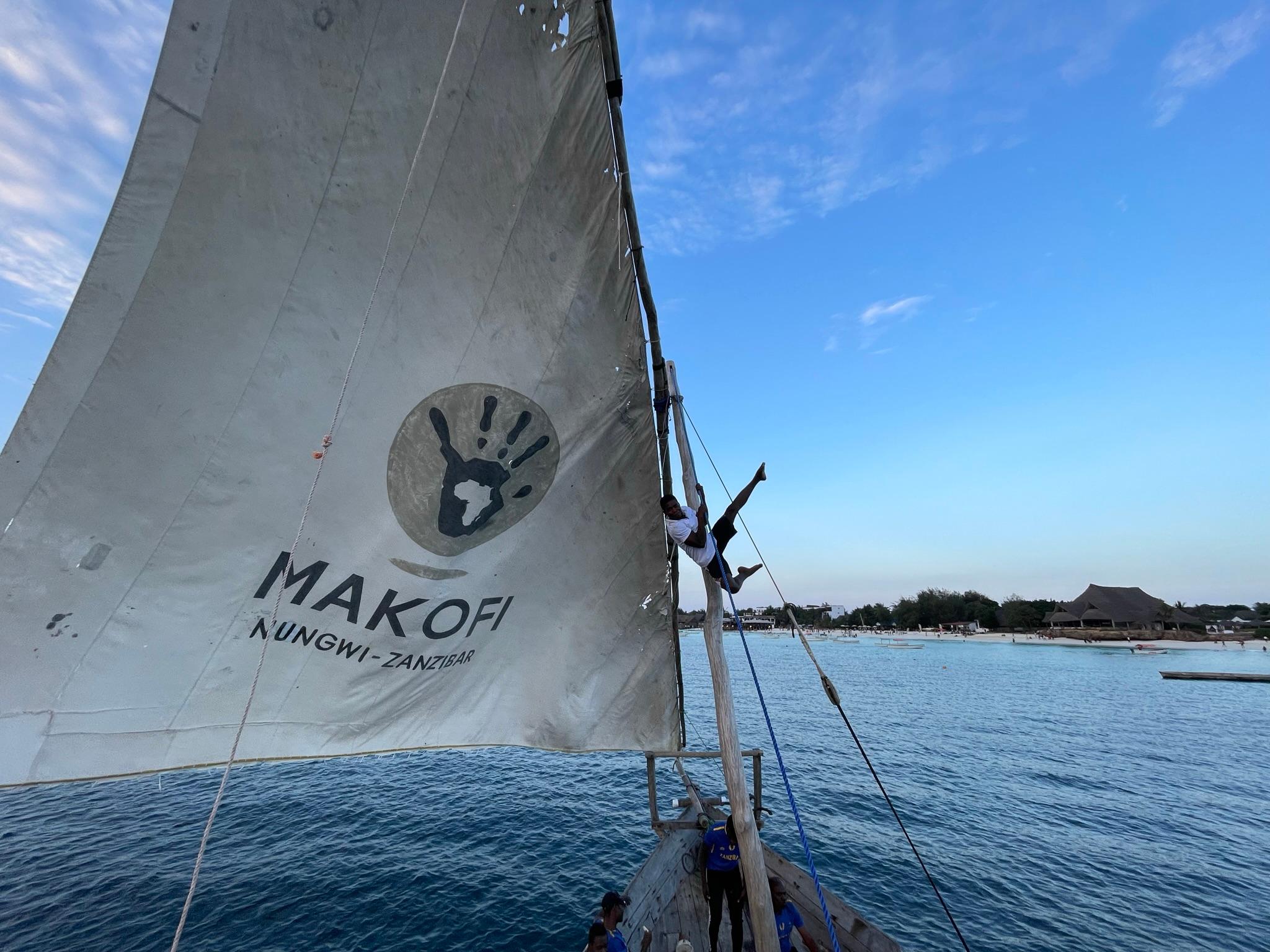Wow, starke Kletterei auf der traditionellen Dhau - manchmal wundern wir uns ja schon ein wenig, ob der Mast bei dieser Konstruktion auch wirklich hält? 