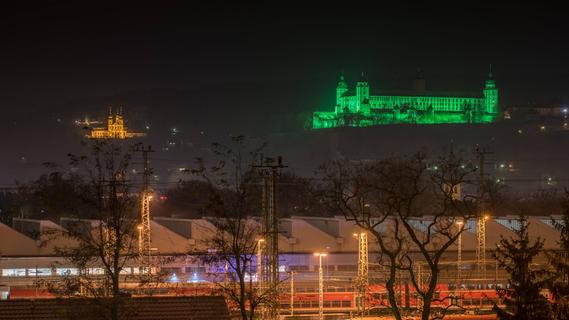 Würzburger Wahrzeichen: Deswegen leuchtet die Festung Marienberg heute grün