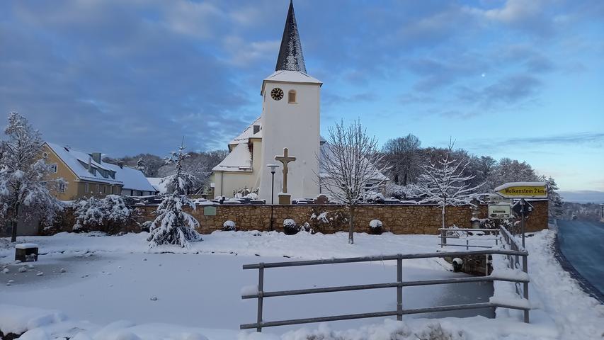 Winter-Wonderland im Oberland der Fränkischen Schweiz - der Teich in Moggast ist schon angefroren. Winter-Wonderland im Oberland der Fränkischen Schweiz - der Teich in Moggast ist schon angefroren.