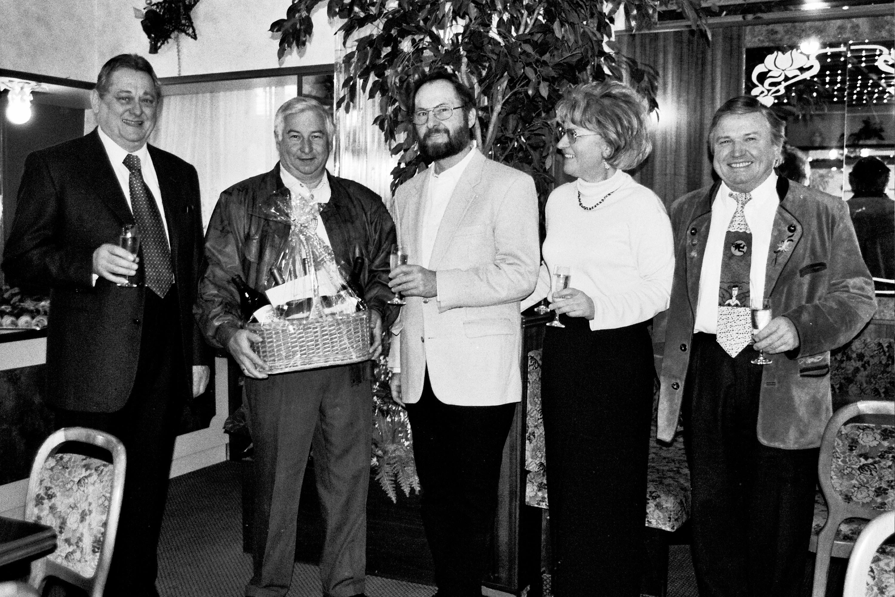 Die Glückwünsche des Hotel- und Gaststättenverbands Weißenburg-Gunzenhausen übermitteln Kassier Leonhard Engel (links), Vorsitzender Gerhard Müller (2. von links) und Schriftführer Heiner Henning (rechts) an "Neu-60er" Engelbert Holderied. Mit dabei: Inge Holderied.