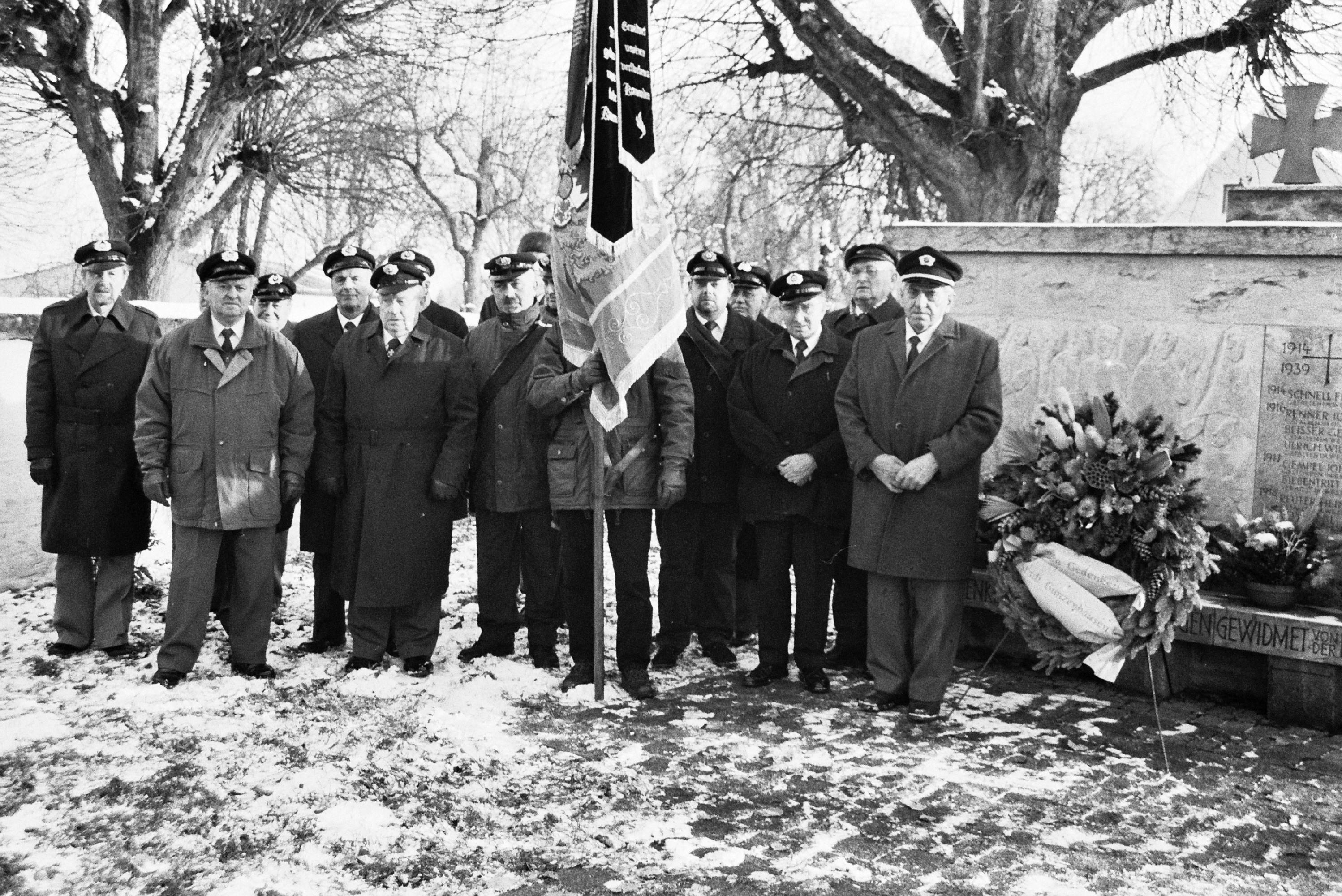 In Oberasbach am Ehrenmal erinnert die Soldaten,- Krieger- und Reservistenkameradschaft Oberasbach-Frickenfelden der in den Kriegen gefallenen und vermissten Gemeindebürger durch Kranzniederlegung. 