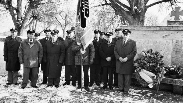 In Oberasbach am Ehrenmal erinnert die Soldaten,- Krieger- und Reservistenkameradschaft Oberasbach-Frickenfelden der in den Kriegen gefallenen und vermissten Gemeindebürger durch Kranzniederlegung.