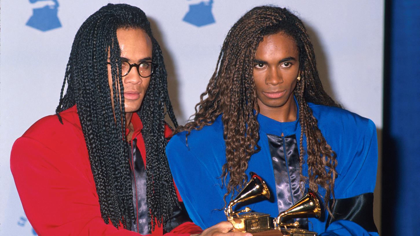 Milli Vanilli wurden bei der Grammy-Verleihung 1990 als "Best Artist" ausgezeichnet. Später führte der Playback-Skandal zu Bandauflösung. Milli Vanilli wurden bei der Grammy-Verleihung 1990 als "Best Artist" ausgezeichnet. Später führte der Playback-Skandal zu Bandauflösung.