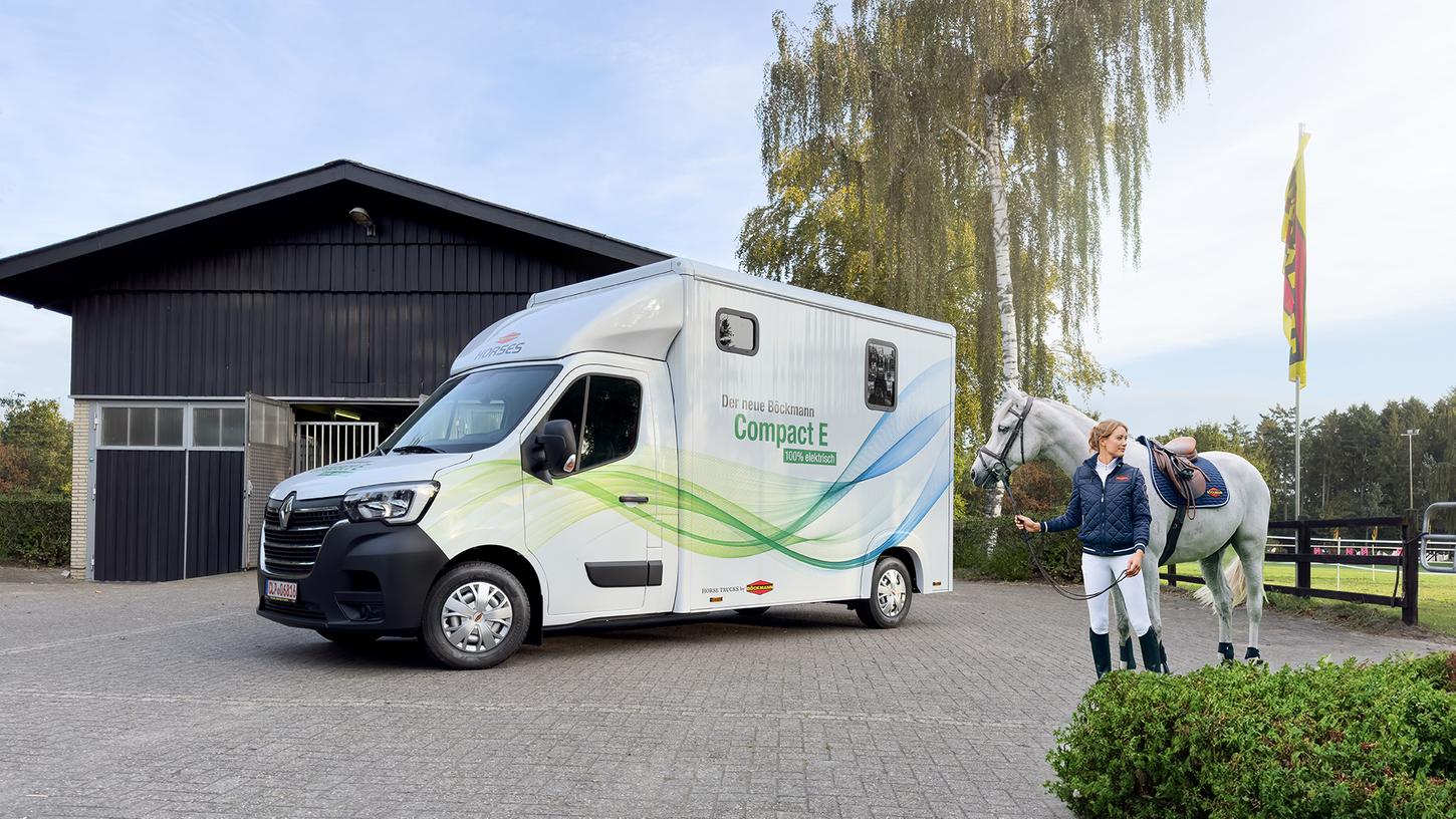 Vollelektrischer Pferdetransporter Böckmann Compact E: Das Pferd schaut schon mal interessiert. Vollelektrischer Pferdetransporter Böckmann Compact E: Das Pferd schaut schon mal interessiert.