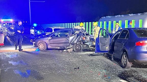 Zwischen Erlangen und Bubenreuth hat sich am Donnerstagabend ein schwerer Unfall ereignet. Zwischen Erlangen und Bubenreuth hat sich am Donnerstagabend ein schwerer Unfall ereignet.