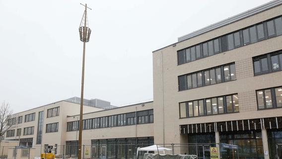 25 Meter hoher Schiffsmast aus Gold überragt Nürnberger Schule - das ist der Grund