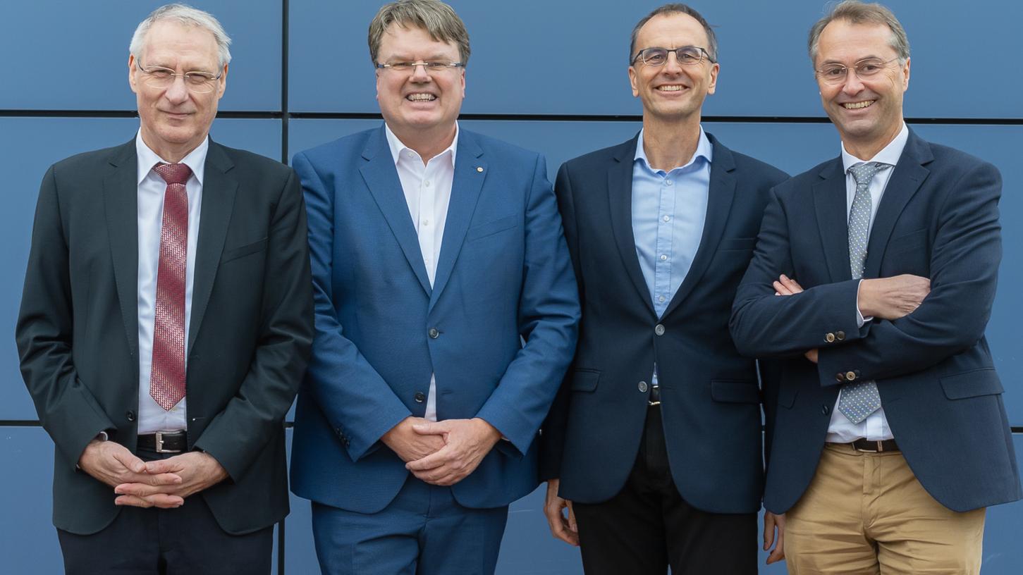 Unverzichtbares Wirken im Hintergrund: die Arzneimittelkommission am Uniklinikum Erlangen anlässlich der 100. Sitzung mit Prof. Rainer Fietkau, Prof. Frank Dörje, Prof. Martin Fromm und Prof. Klaus Überla (v. l. n. r.).