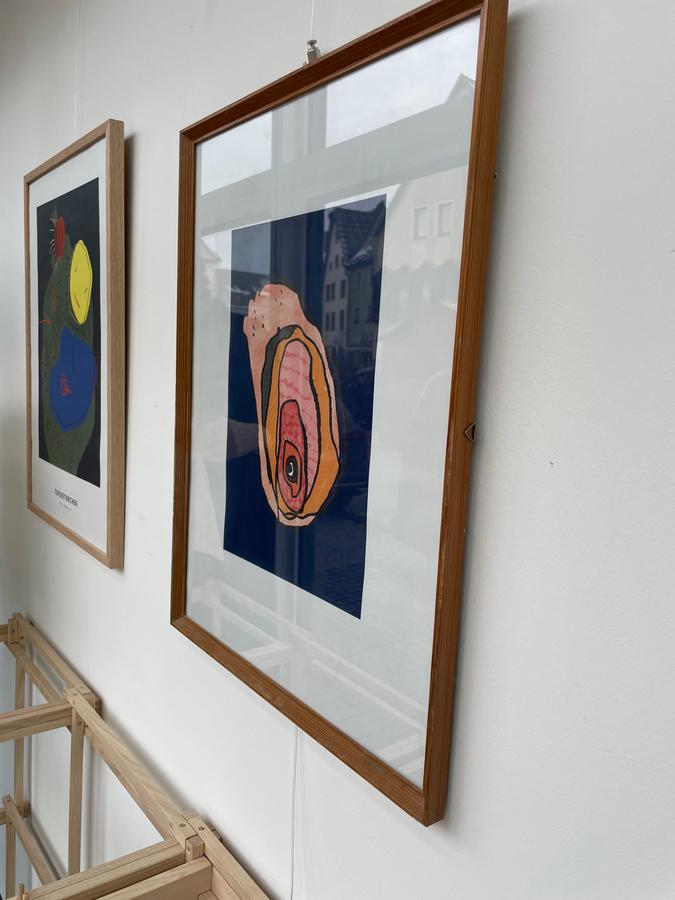 Nina Renth fertigt außerdem Grafiken an, die auf Kinderzeichnungen eines der beiden Kinder des Designer-Paars beruhen. Nina Renth fertigt außerdem Grafiken an, die auf Kinderzeichnungen eines der beiden Kinder des Designer-Paars beruhen.
