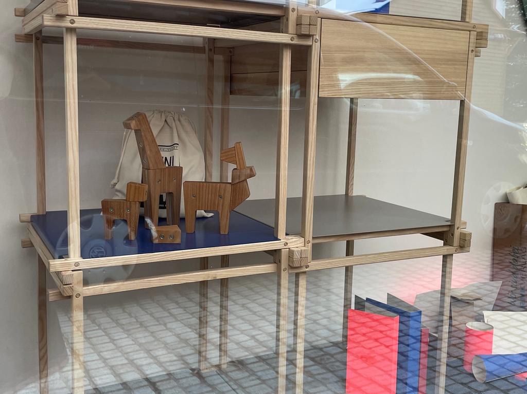 Nina Renth gestaltet auch Holzspielzeug für Kinder, das nur aus Holz und Metall besteht. Somit kann es gut recycelt werden. Nina Renth gestaltet auch Holzspielzeug für Kinder, das nur aus Holz und Metall besteht. Somit kann es gut recycelt werden.