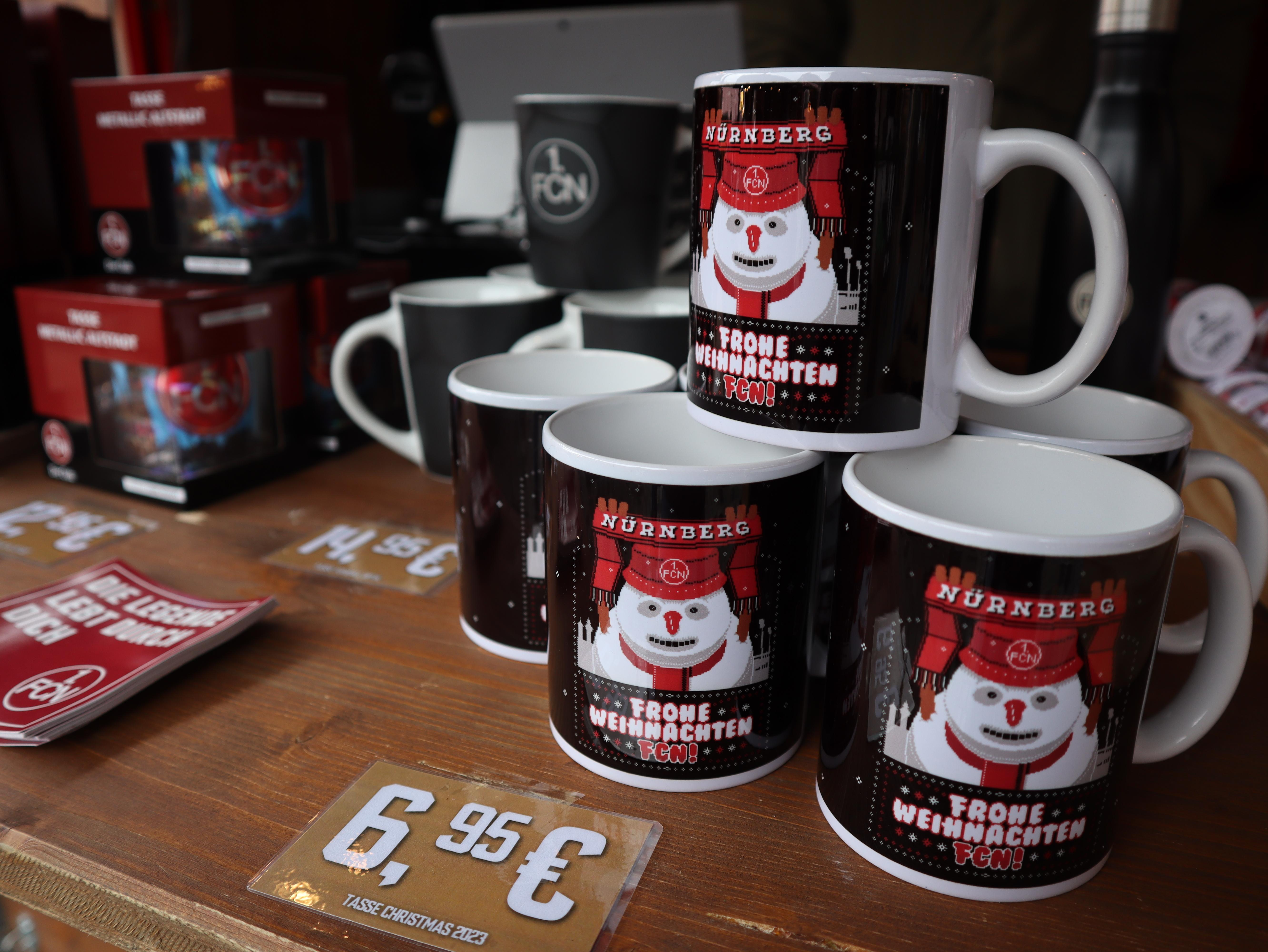 Der 1. FC N&uuml;rnberg bietet in Bude 138 Fanartikel f&uuml;r Fu&szlig;ballbegeisterte an.