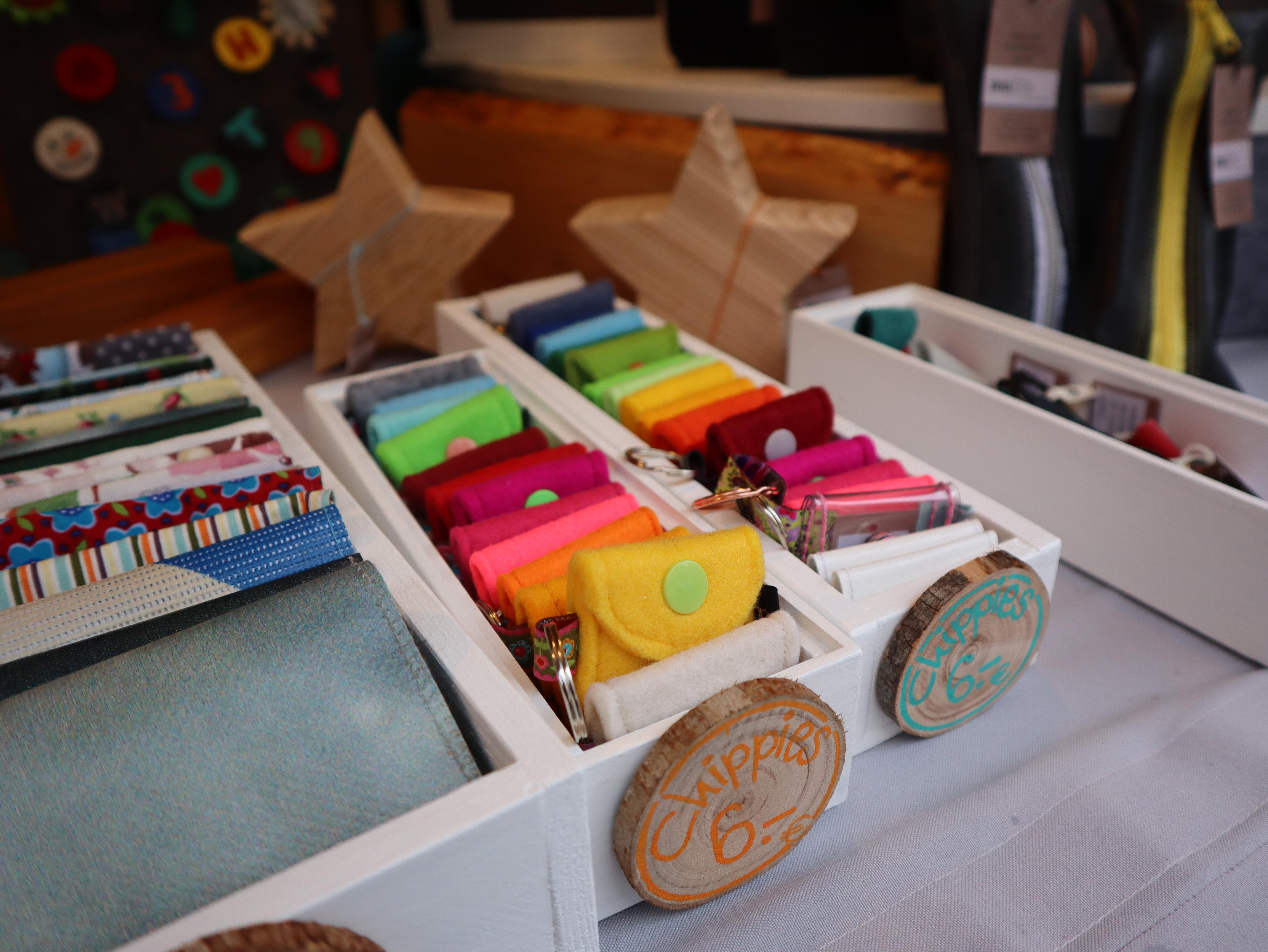 In der Bude von Mudra finden sich selbstgemachte Produkte von Teilnehmenden der Initiative.