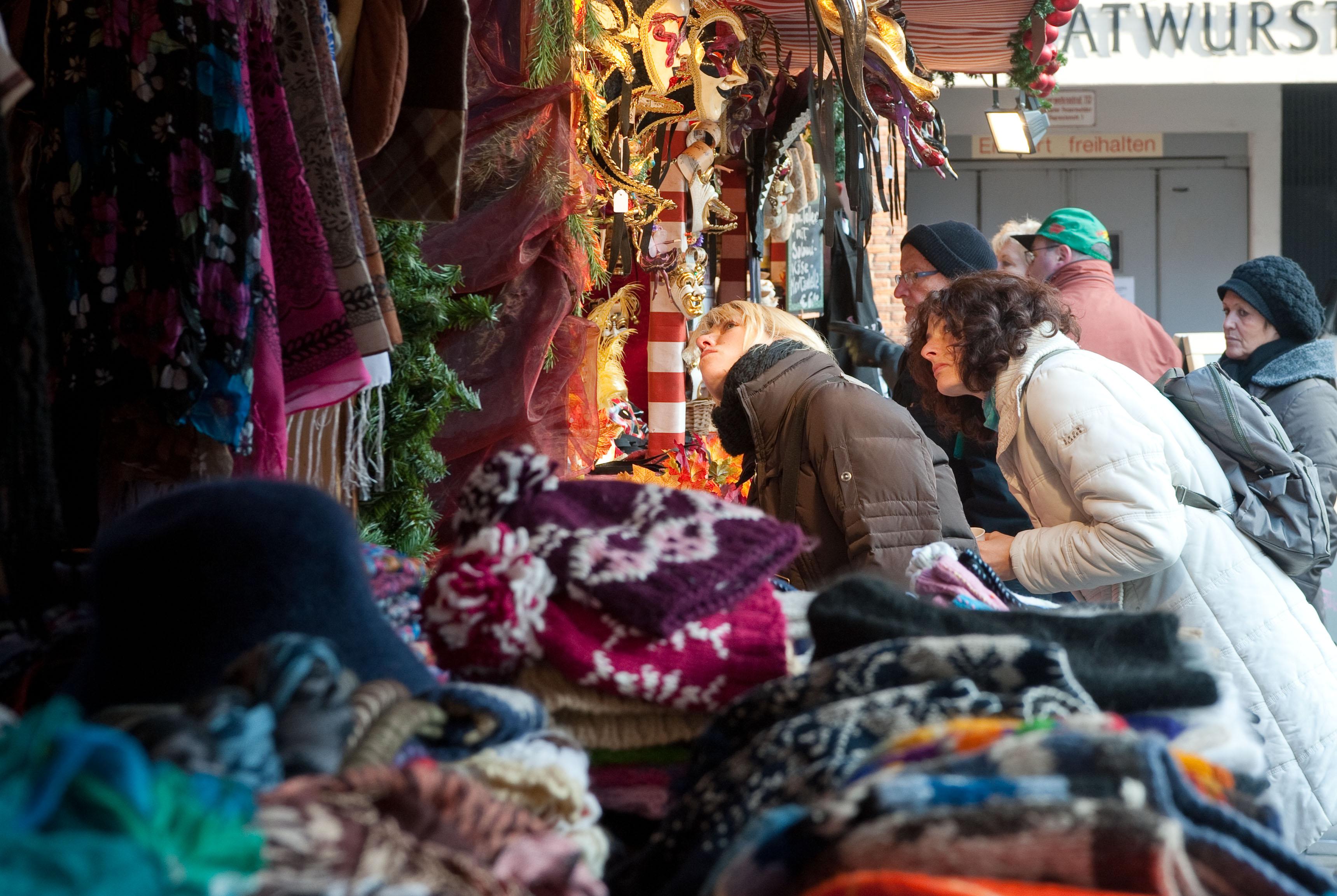 Auf dem Markt der Partnerst&auml;dte gibt es weihnachtliche Waren aus N&uuml;rnbergs befreundeten Kommunen und Partnerst&auml;dten.