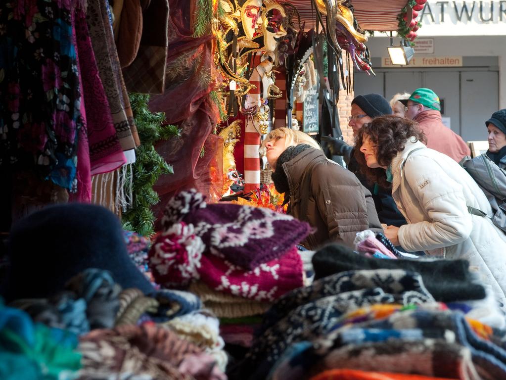 Auf dem Markt der Partnerstädte gibt es weihnachtliche Waren aus Nürnbergs befreundeten Kommunen und Partnerstädten. Auf dem Markt der Partnerstädte gibt es weihnachtliche Waren aus Nürnbergs befreundeten Kommunen und Partnerstädten.