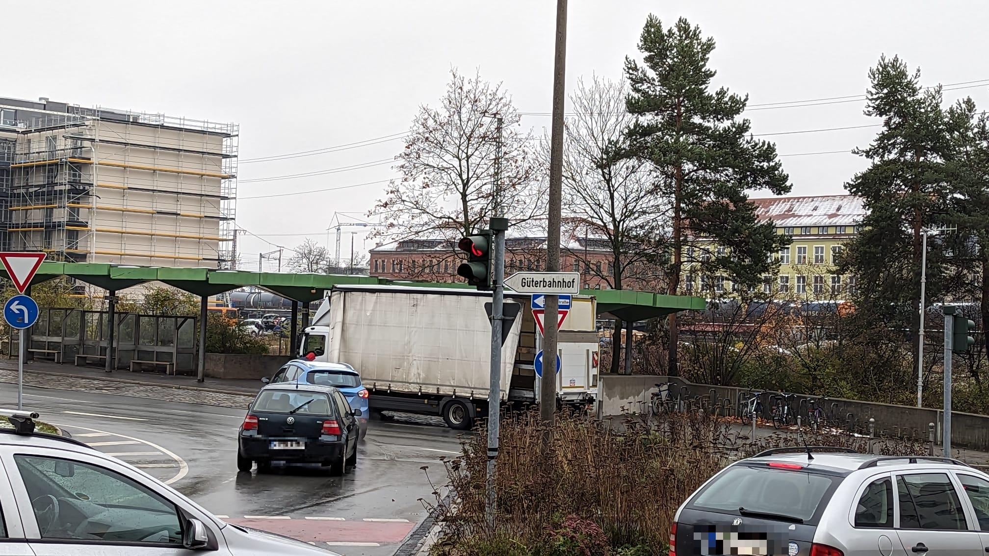 Der Lkw steht nun mit platten Reifen an der Bushaltestelle der Jakobinenstraße und wartet auf seinen Abtransport. Der Lkw steht nun mit platten Reifen an der Bushaltestelle der Jakobinenstraße und wartet auf seinen Abtransport.