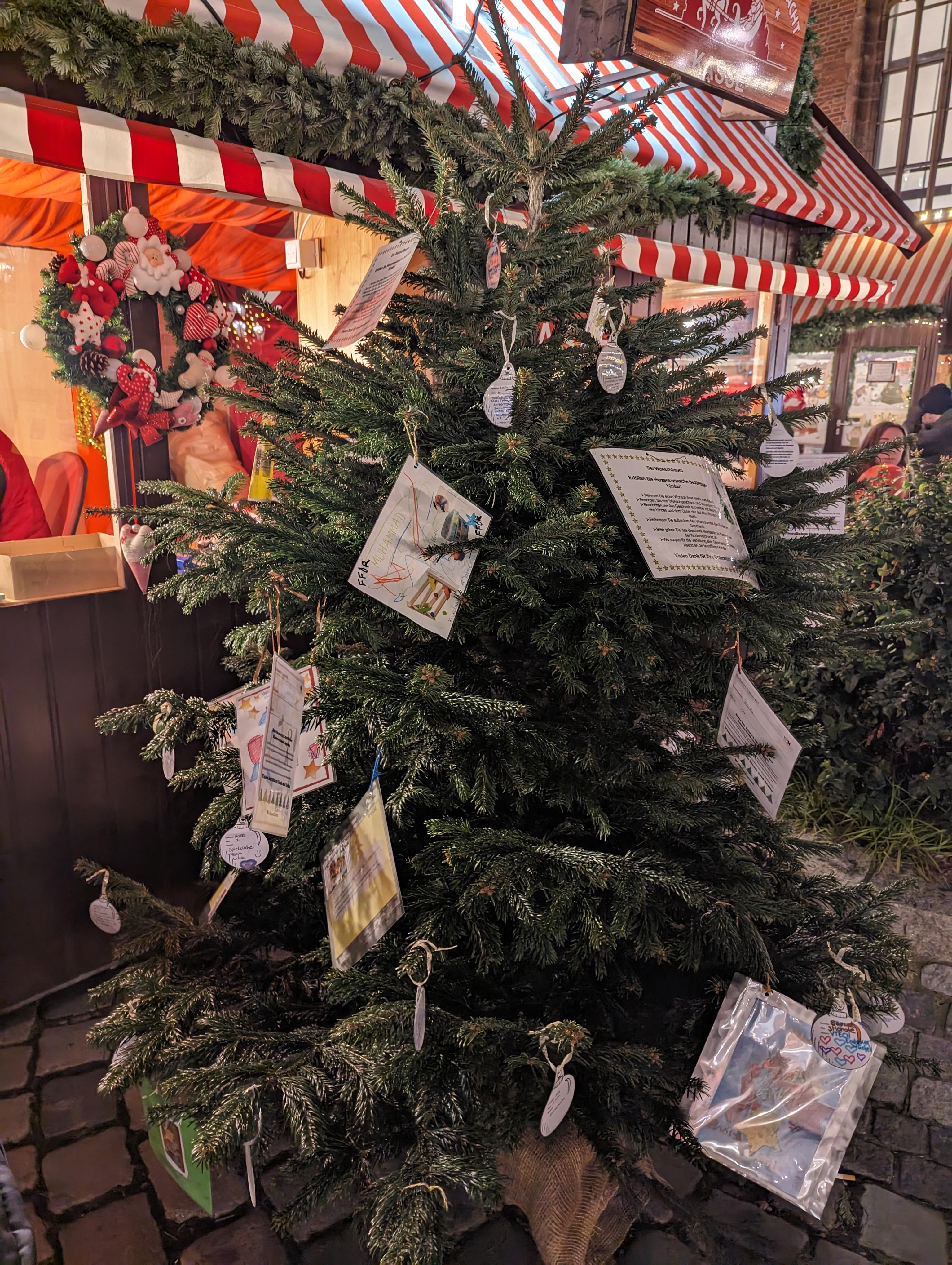 Auf der Kinderweihnacht finden Sie den Wunschbaum mit den Weihnachtswünschen bedürftiger Kinder. Auf der Kinderweihnacht finden Sie den Wunschbaum mit den Weihnachtswünschen bedürftiger Kinder.