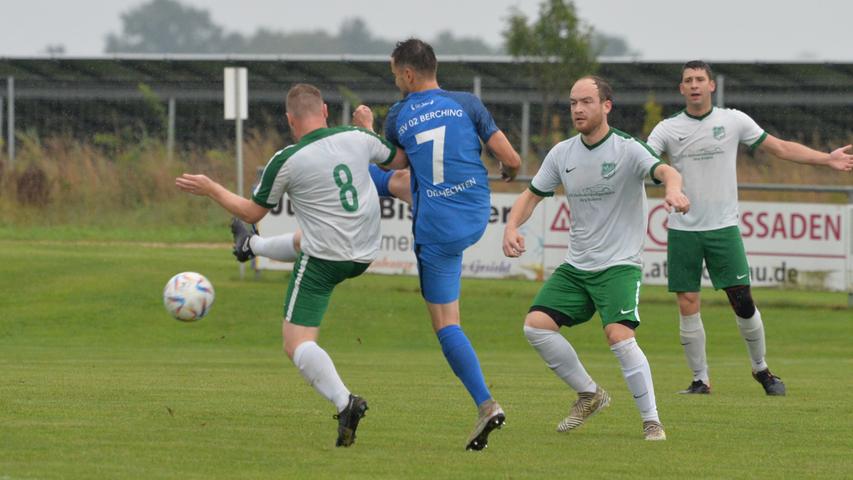 Für Aufsteiger DJK Wallnsdorf (weiße Trikots) und den TSV Berching verläuft die Kreisliga-Saison bisweilen schmerzhaft. Für Aufsteiger DJK Wallnsdorf (weiße Trikots) und den TSV Berching verläuft die Kreisliga-Saison bisweilen schmerzhaft.