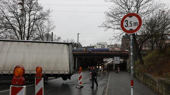 Zu hoch: Lastwagen bleibt in Fürth in Unterführung stecken