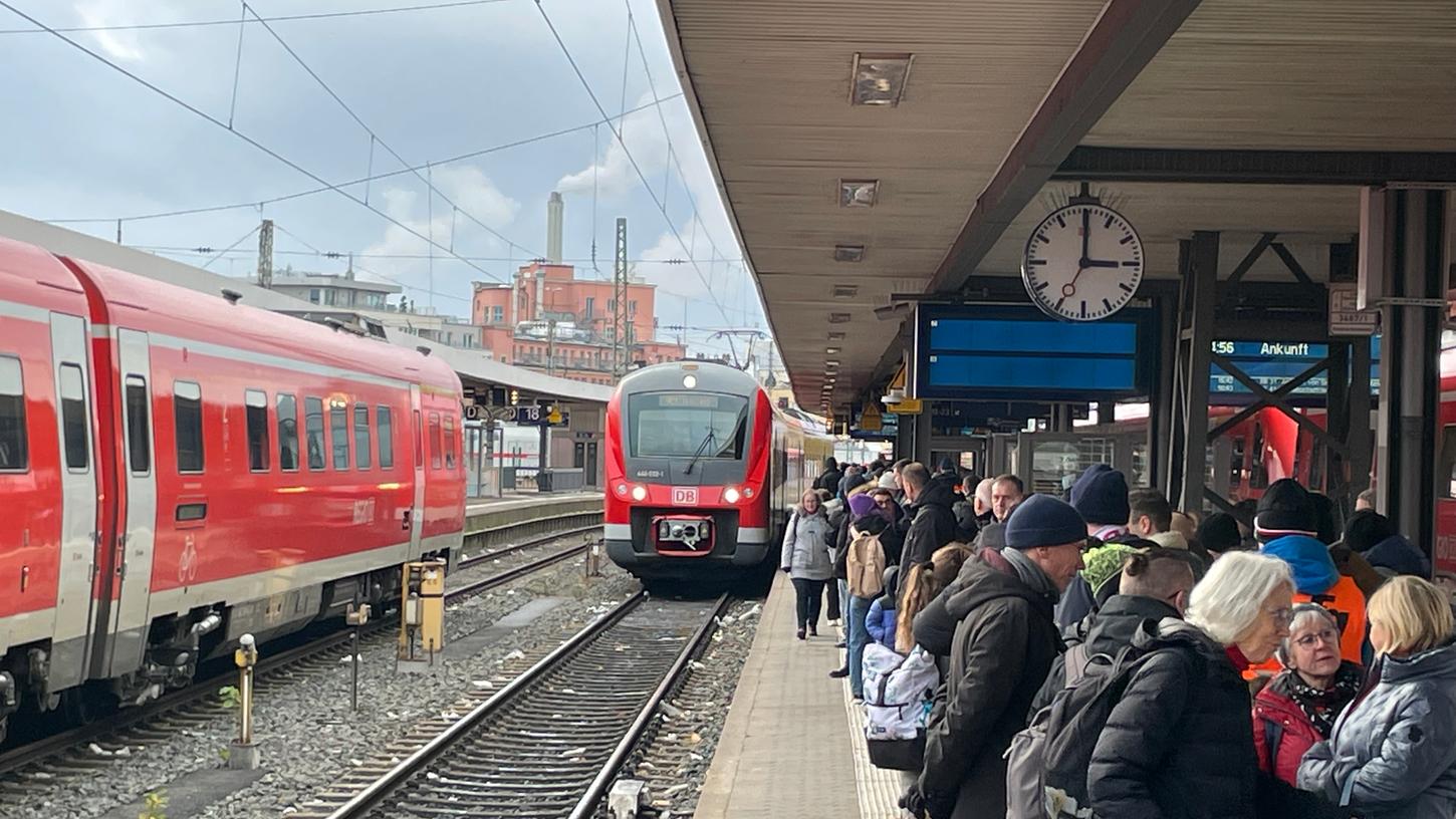 Bereits bei der Ankunft des Regionalexpresses aus Würzburg herrscht am Nürnberger Bahnhof drangvolle Enge, ehe der Run auf die Sitzplätze beginnt.