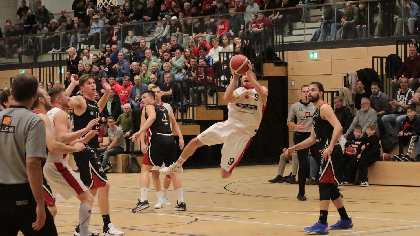 Mit den Fans und Zuschauern im Rücken hoffen die VfL-Baskets (am Ball Claudio Huhn gegen Vilsbiburg) im Heimspiel gegen den Spitzenreiter aus Unterhaching auf eine Überraschung. Mit den Fans und Zuschauern im Rücken hoffen die VfL-Baskets (am Ball Claudio Huhn gegen Vilsbiburg) im Heimspiel gegen den Spitzenreiter aus Unterhaching auf eine Überraschung.