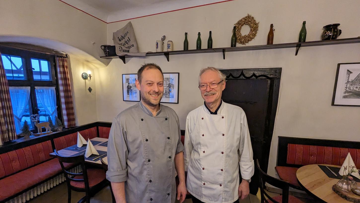 Mathias und Alfons Pröls vom Gasthaus „Schwarzer Bär“ in Weißenburg befürchten, dass die Mehrwertsteuererhöhung zu höheren Preisen führt und viele Gäste sich künftig den Gaststättenbesuch nicht mehr leisten können. Mathias und Alfons Pröls vom Gasthaus „Schwarzer Bär“ in Weißenburg befürchten, dass die Mehrwertsteuererhöhung zu höheren Preisen führt und viele Gäste sich künftig den Gaststättenbesuch nicht mehr leisten können.