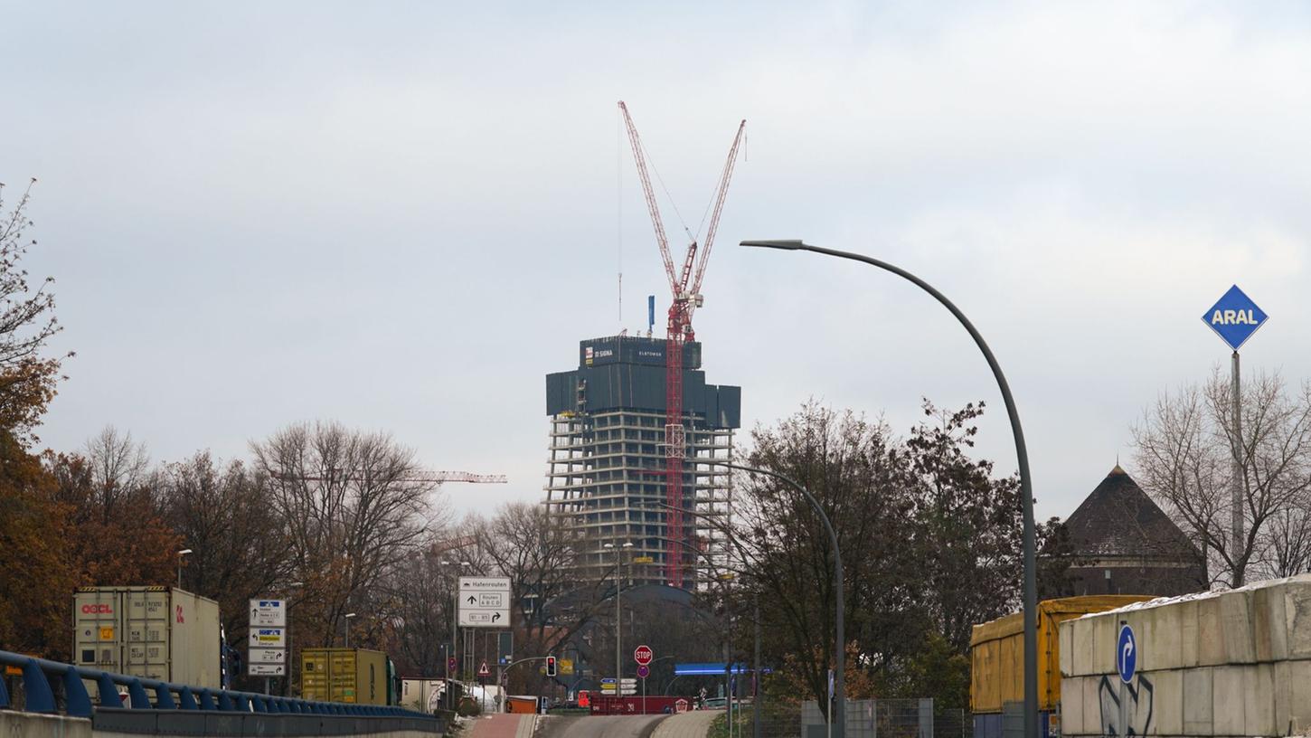 In Hamburg baut Signa den 245 Meter hohen Elbtower. Das Projekt steht derzeit still.
