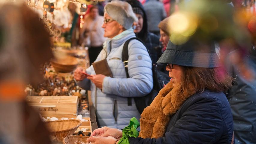 Gänsehaut-Bilder: Prolog, Schnee, Lichtermeer - so atemberaubend war der Christkindlesmarkt-Auftakt