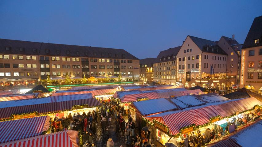 Gänsehaut-Bilder: Prolog, Schnee, Lichtermeer - so atemberaubend war der Christkindlesmarkt-Auftakt