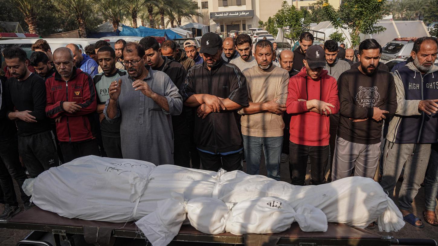 Ein Begräbnis in Khan Yunis im Süden des Gaza Streifens.