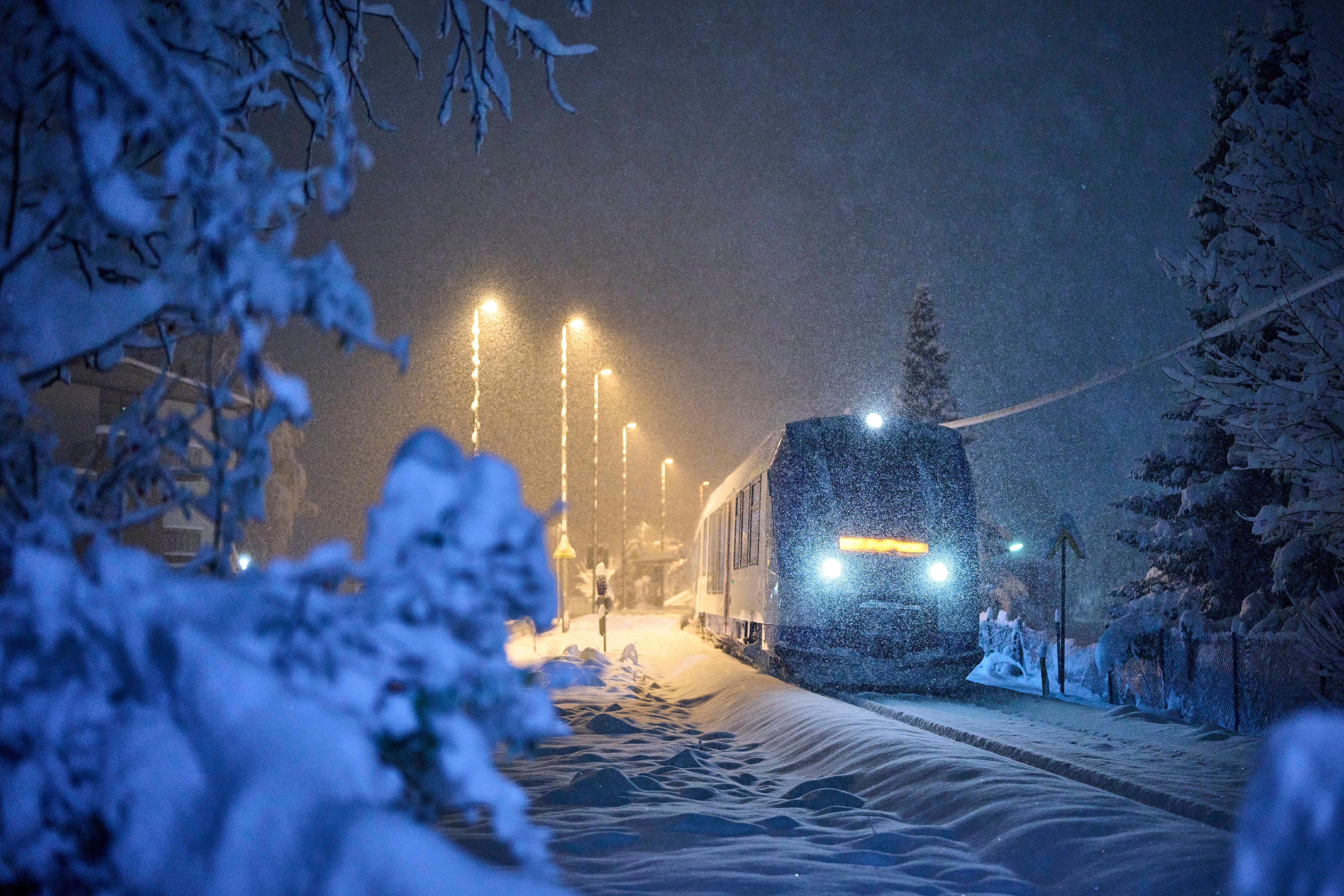 Verspätungen Und Zugausfälle: Wintereinbruch Legt Bahnverkehr In ...