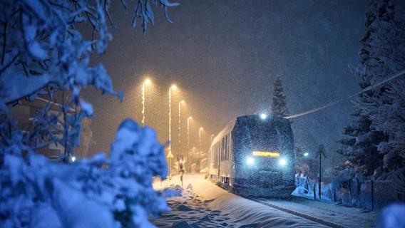 Verspätungen und Zugausfälle: Wintereinbruch legt Bahnverkehr in Süddeutschland nahezu lahm