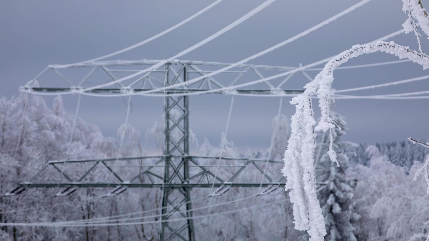 Ein durch die Schneelast umgestürzter Baum kracht in einen Strommast und sorgt für Stromausfall im Landkreis Weißenburg-Gunzenhausen