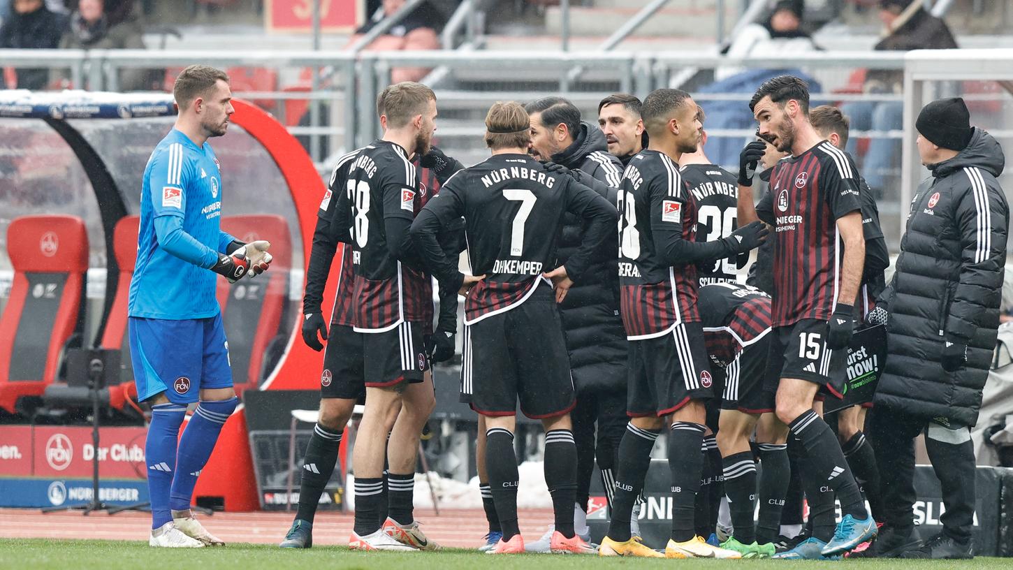 Cristian Fiel gibt Anweisungen an seine Mannschaft - vergebens: 0:5 heißt es am Ende. Cristian Fiel gibt Anweisungen an seine Mannschaft - vergebens: 0:5 heißt es am Ende.