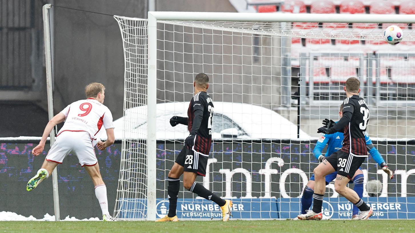 Der Anfang vom Ende: Vincent Vermeij köpft unbedrängt zum 0:1 ein. Der Anfang vom Ende: Vincent Vermeij köpft unbedrängt zum 0:1 ein.
