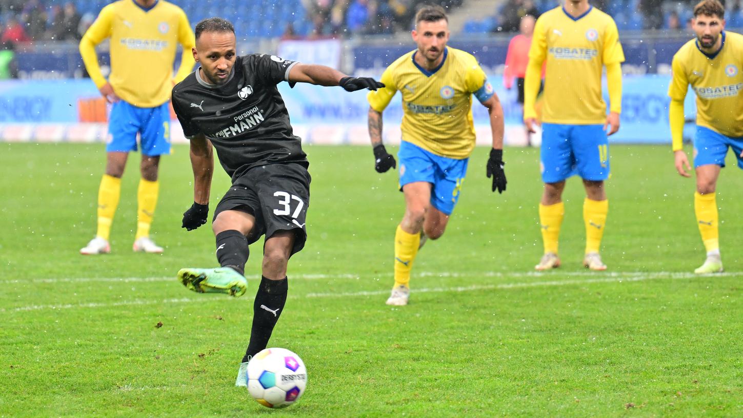 Der Schuss ins Glück: Julian Green traf vom Elfmeterpunkt zum 0:1. Der Schuss ins Glück: Julian Green traf vom Elfmeterpunkt zum 0:1.