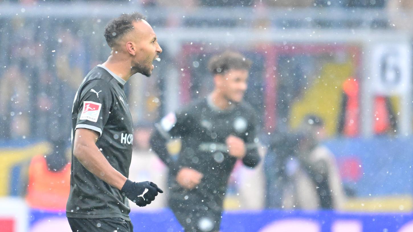 Schnee scheint Fürths Julian Green ganz offensichtlich nicht abzuschrecken. In Braunschweig bleibt er trotz frostiger Temperaturen cool. Schnee scheint Fürths Julian Green ganz offensichtlich nicht abzuschrecken. In Braunschweig bleibt er trotz frostiger Temperaturen cool.
